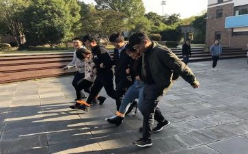 两人三足游戏教案7篇